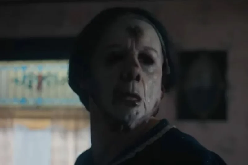 Monstro: A História de Ed Gein ganha trailer sombrio e repleto de referências aos clássicos do terror