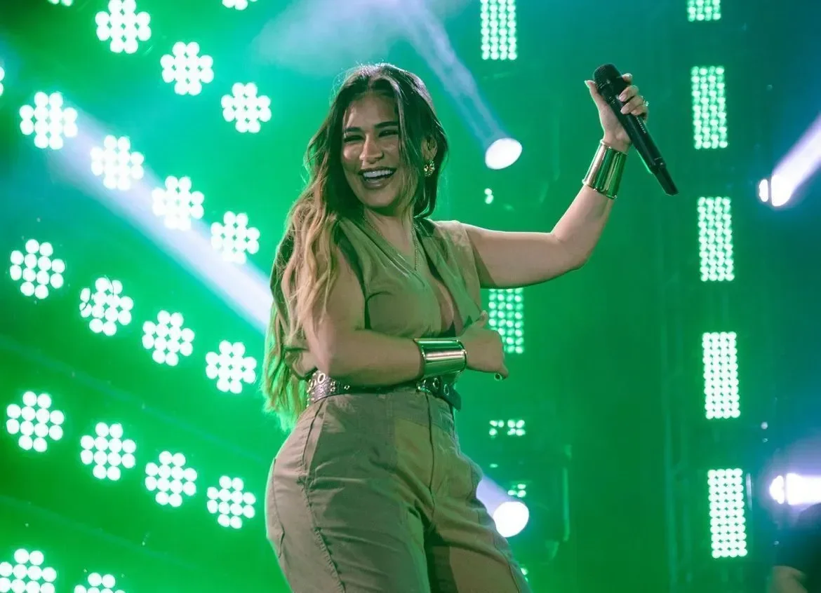 Simone Mendes exibe bandeira do Pará em show no Amazonas e pede desculpas