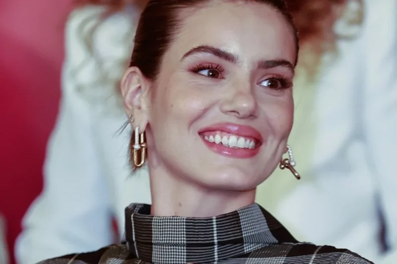 Camila Queiroz assume negociações com a Globo para nova novela de Walcyr Carrasco