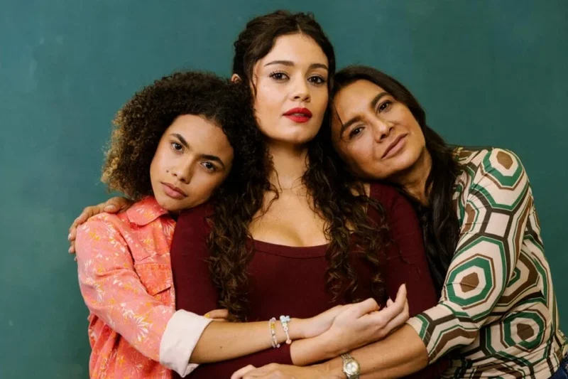 Elenco de Três Graças posa juntinho em novo clique na web