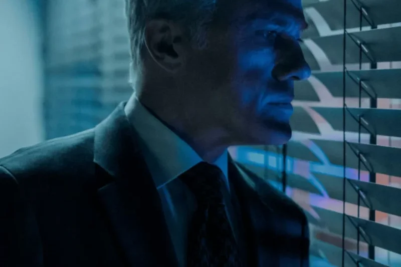 O Consultor: série do Prime Video mistura mistério e humor de forma única