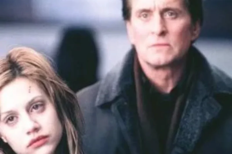 Refém do Silêncio no Prime Video: Sequestro angustiante e enigma revelado em 2001