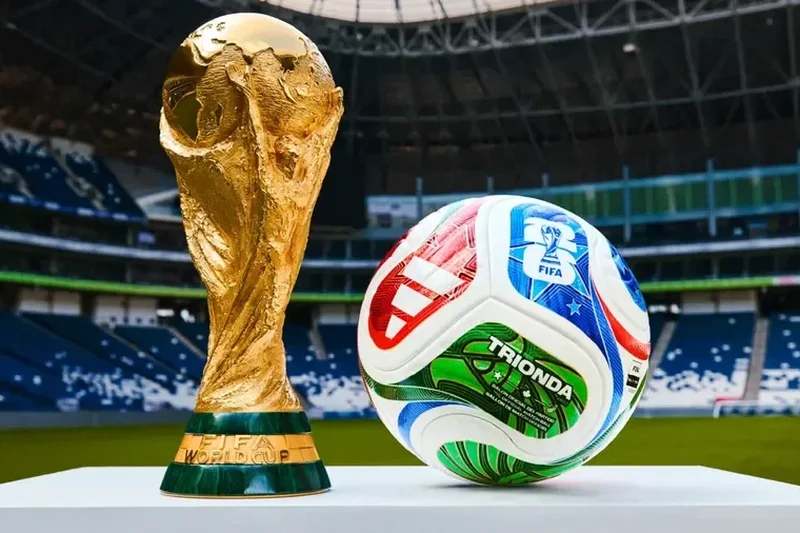 Troféu e bola oficial da Copa do Mundo de 2026