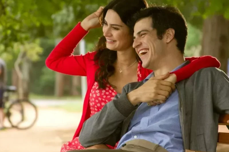 Comédia romântica nacional desafia rotina com recado misterioso