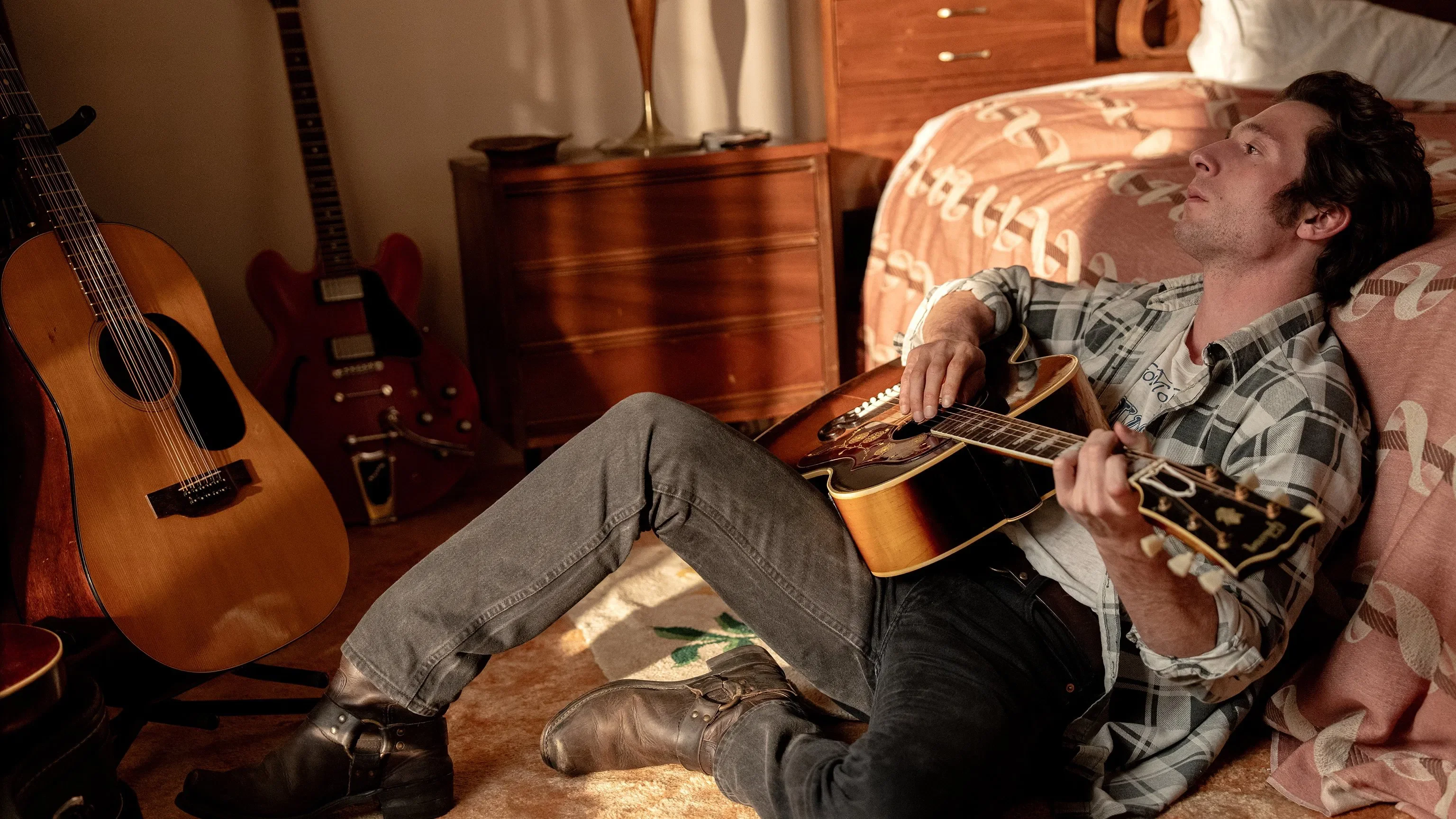 ‘Springsteen: Salve-me do Desconhecido’ é um estudo de personagem promissor, mas tem seu potencial sugado por uma construção de mundo morta