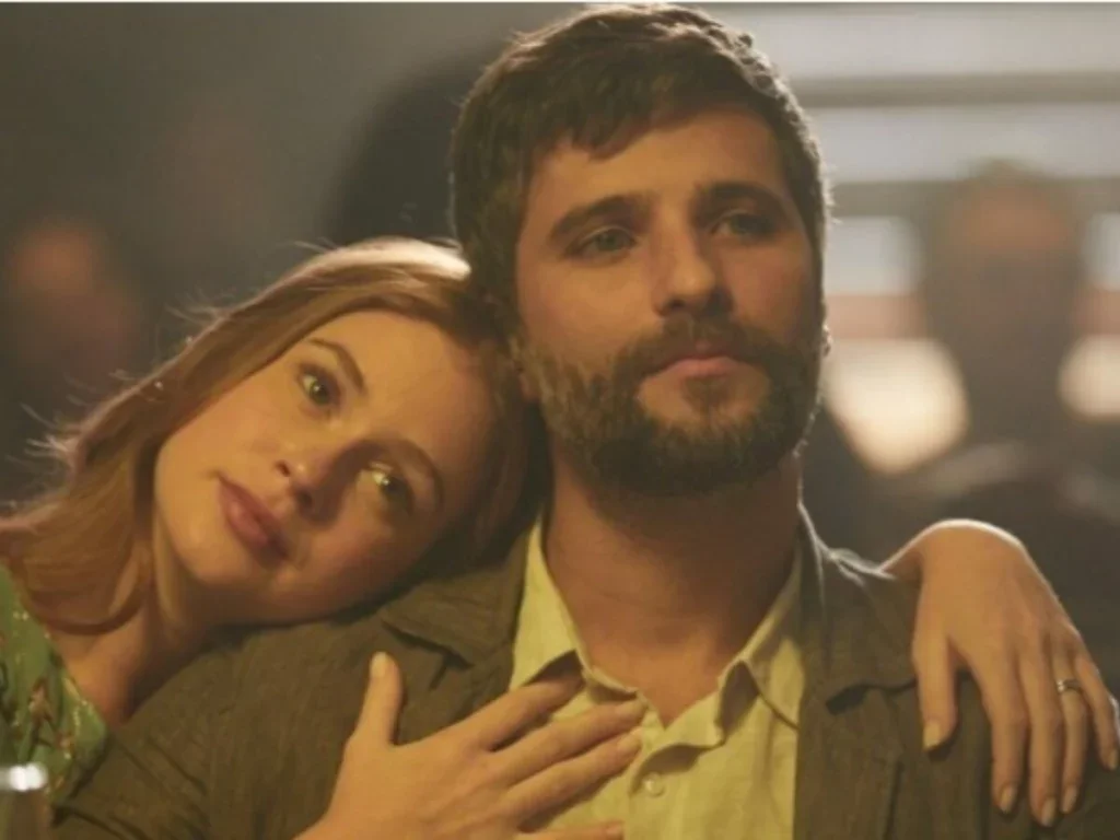 Romance brasileiro entre dois casais conectados por uma mixtape