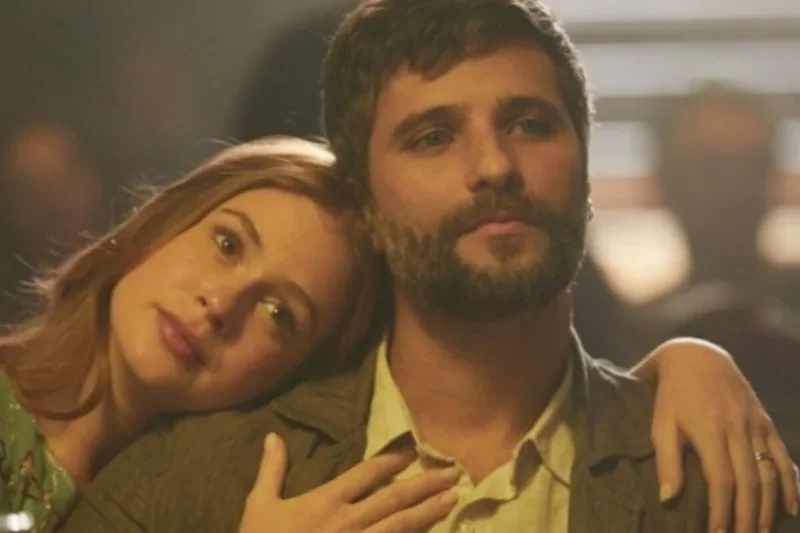 Romance brasileiro entre dois casais conectados por uma mixtape