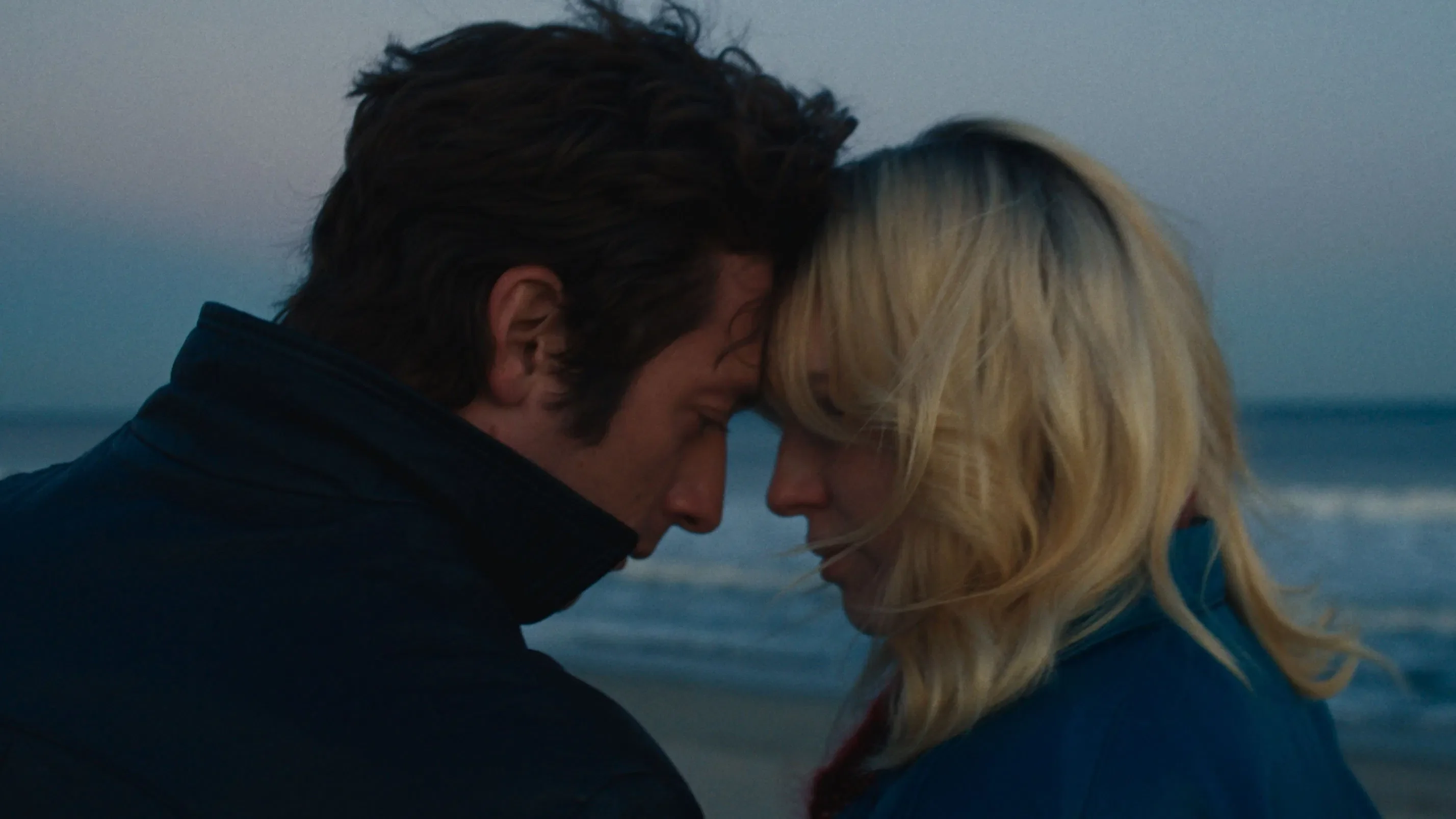 Bruce Springsteen vive um romance conturbado com Faye, personagem de Odessa Young Divulgação/20th Century Studios