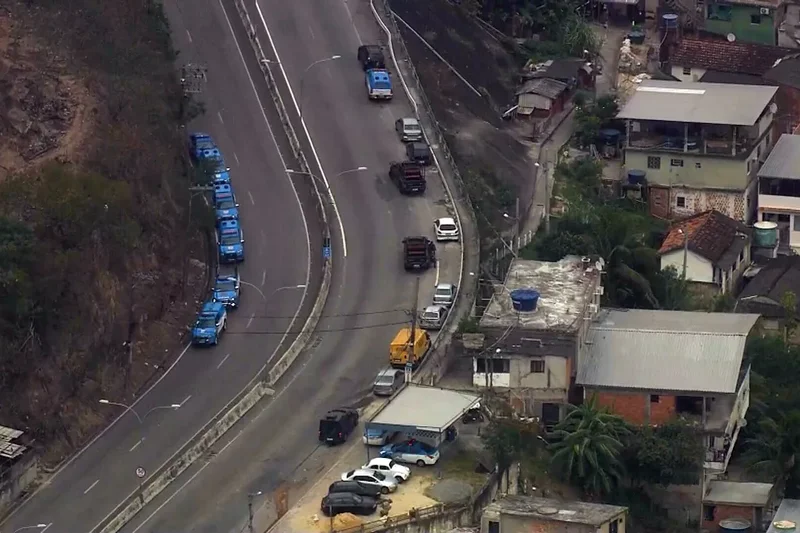 Após uma noite de tensão, a Autoestrada Grajaú-Jacarepaguá foi a última via liberada no Rio, às 2h45 desta quarta-feira (29), segundo o COR.