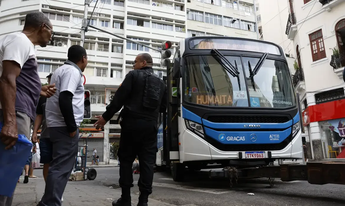 Ônibus usados como barricadas no Rio de Janeiro Fernando Frazão/Agência Brasil
