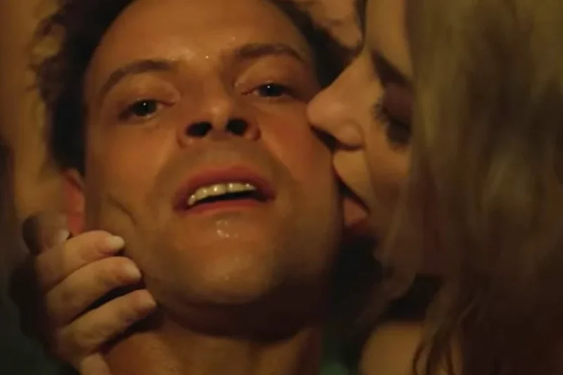 A série pornô da Netflix que irritou conservadores e ficou em alta em 62 países