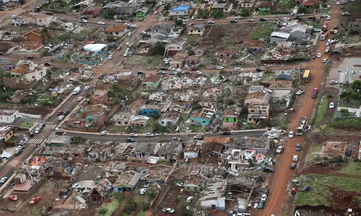 Tornado atingiu o município de Rio Bonito do Iguaçu, no Paraná, deixando cinco mortos