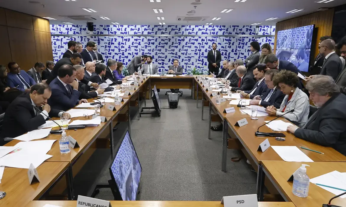 Negociações seguem até esta quarta-feira (11), quando deve ir a voto na Câmara