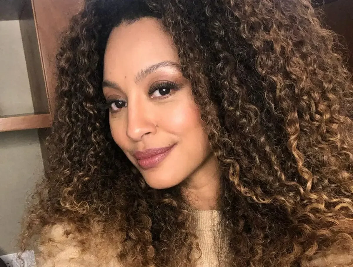 Sheron Menezzes surge de biquíni e corpo de ‘boneca’ chama atenção