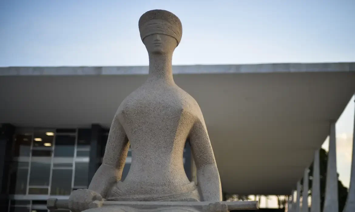 Escultura "A Justiça", que fica em frente ao Supremo Tribunal Federal (STF)