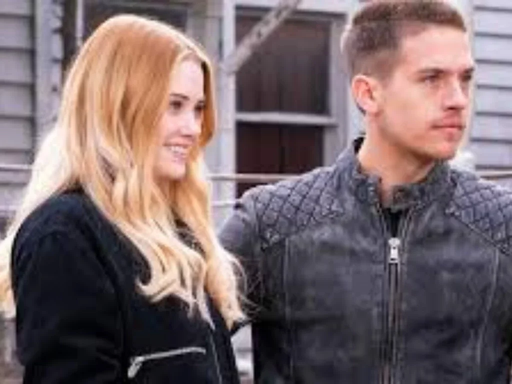 Romance turbulento com Dylan Sprouse e Virginia Gardner conquista público