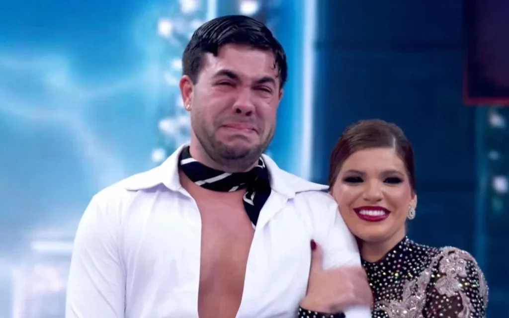 Álvaro se emociona ao ser eliminado na reta final da Dança dos Famosos