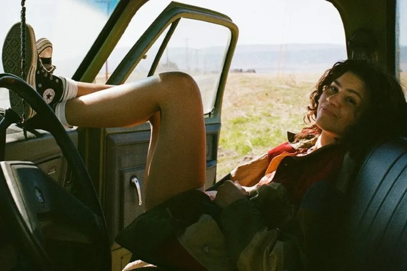 Euphoria ganha pôster inédito com Zendaya e HBO confirma estreia da 3ª temporada para abril de 2026