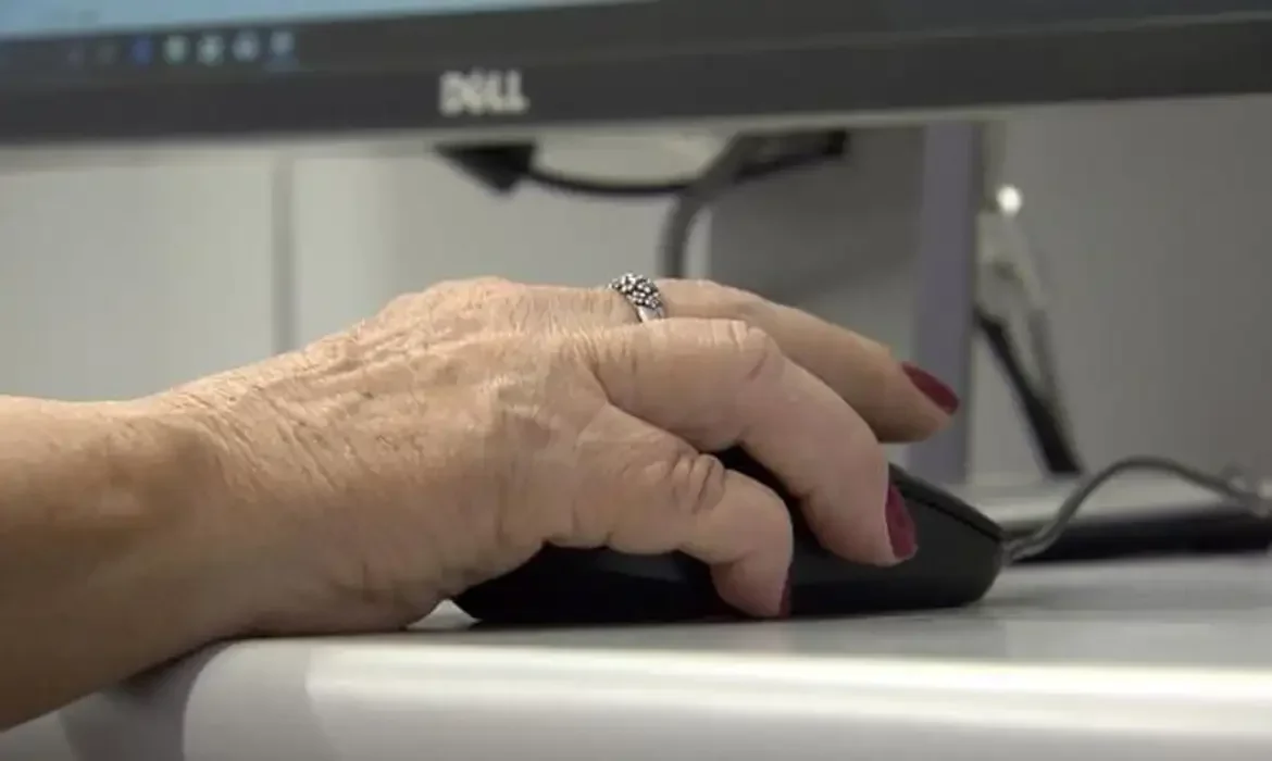 Número de idosos ocupados bate recorde no Brasil em 2024, aponta IBGE