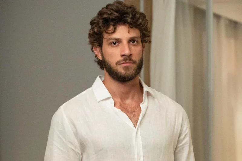 Chay Suede é confirmado como mocinho da próxima novela de Walcyr Carrasco