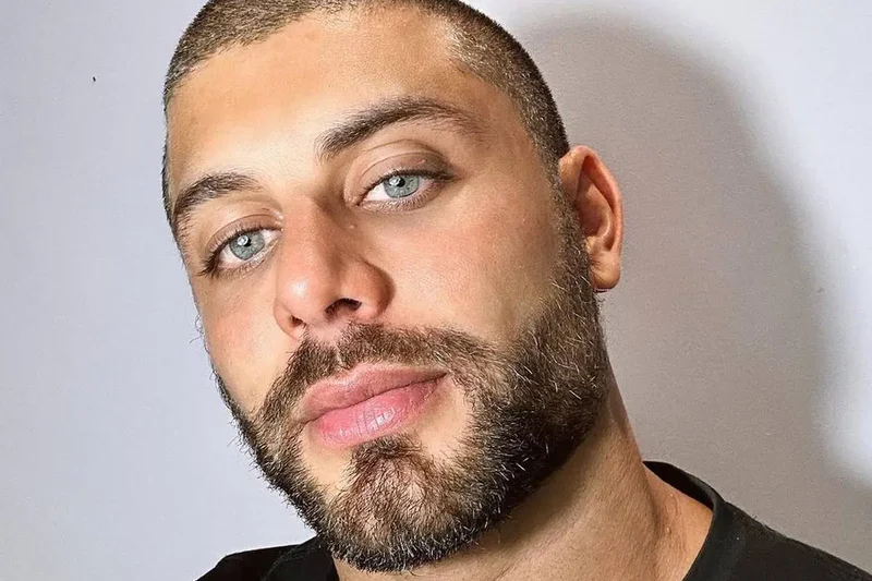 Jesus Luz surge de sunga branca e mostra volume saliente